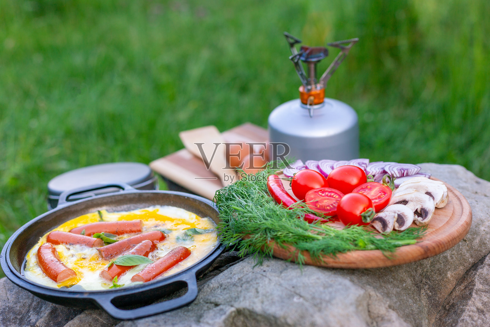露营时用煎锅做饭。照片摄影图片