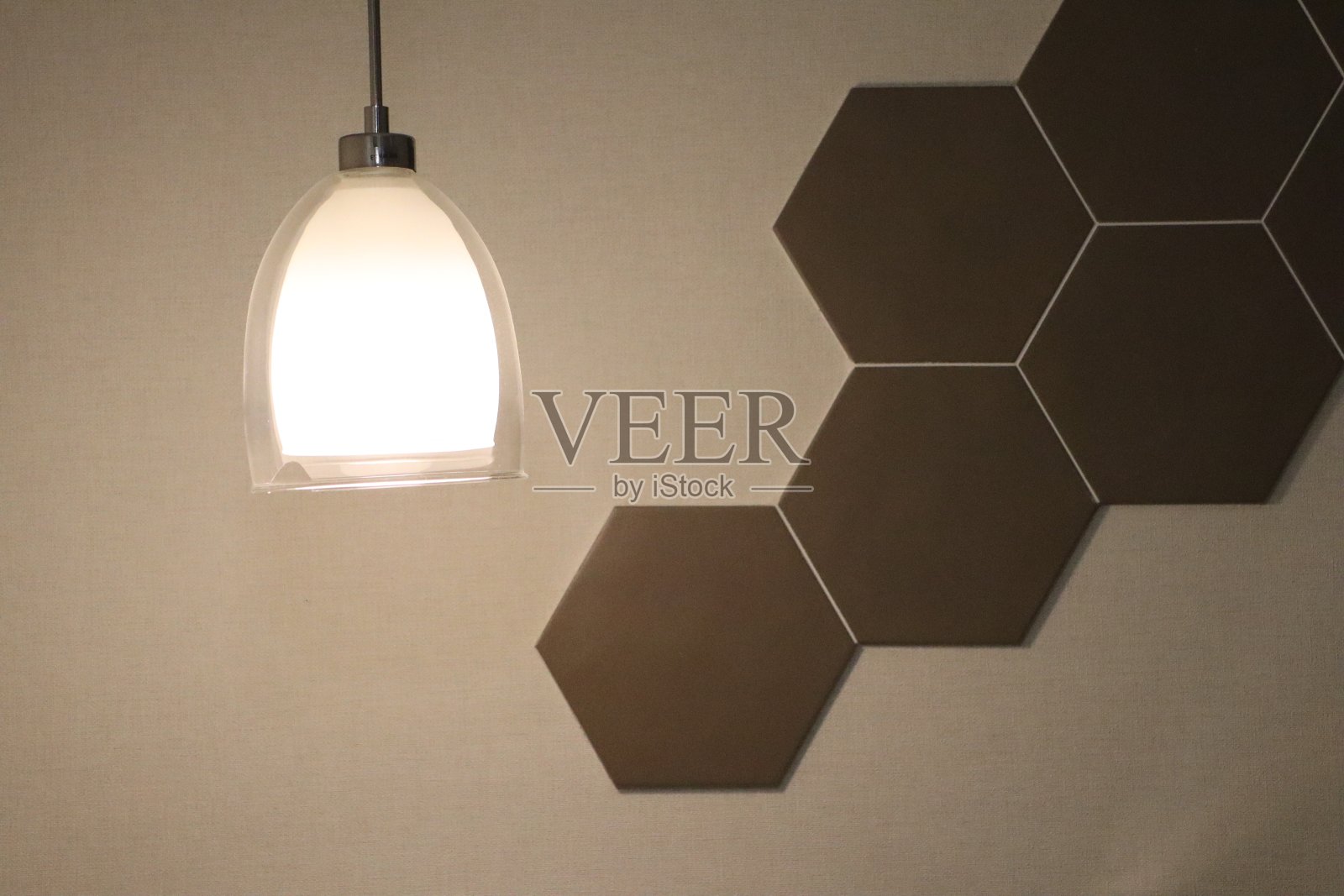 用时尚的现代吊灯和六角形墙壁装饰来增强您的室内空间照片摄影图片