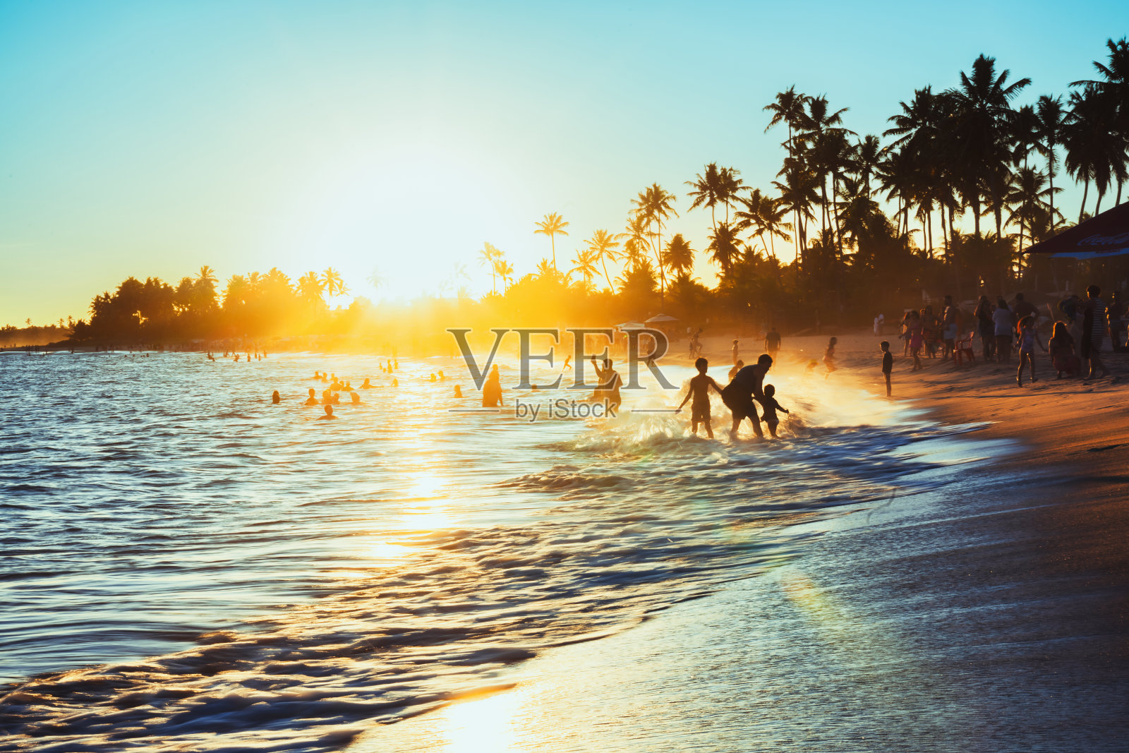 在巴西巴伊亚瓜拉朱巴海滩日落的人们照片摄影图片