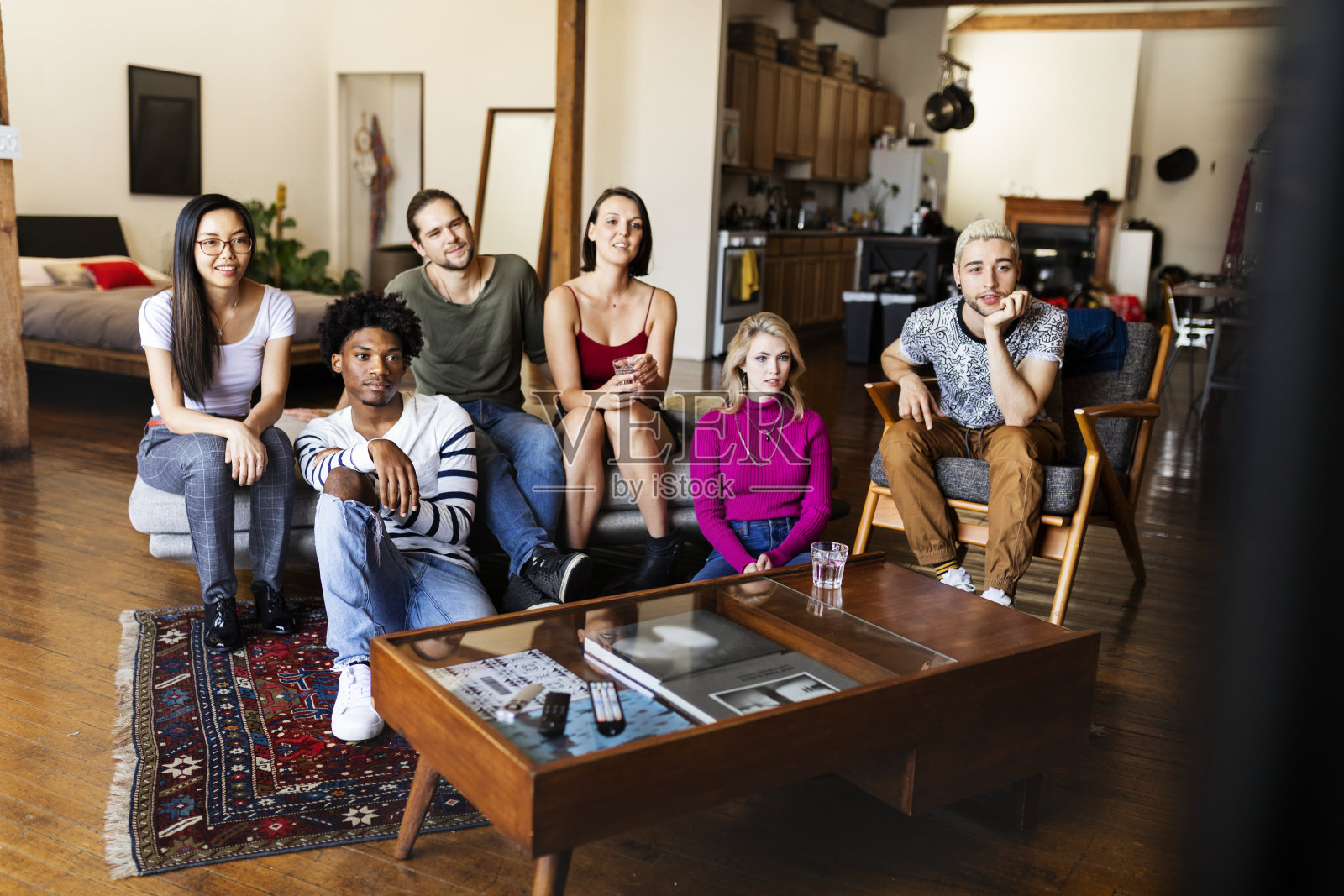 朋友们一起看电视节目照片摄影图片