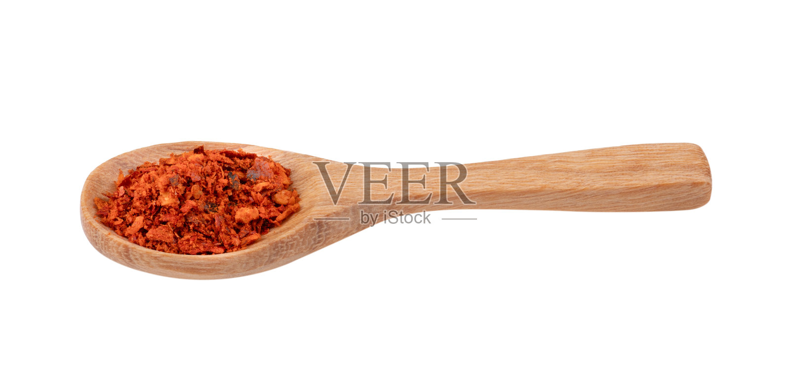 白底木勺里的一堆红辣椒照片摄影图片