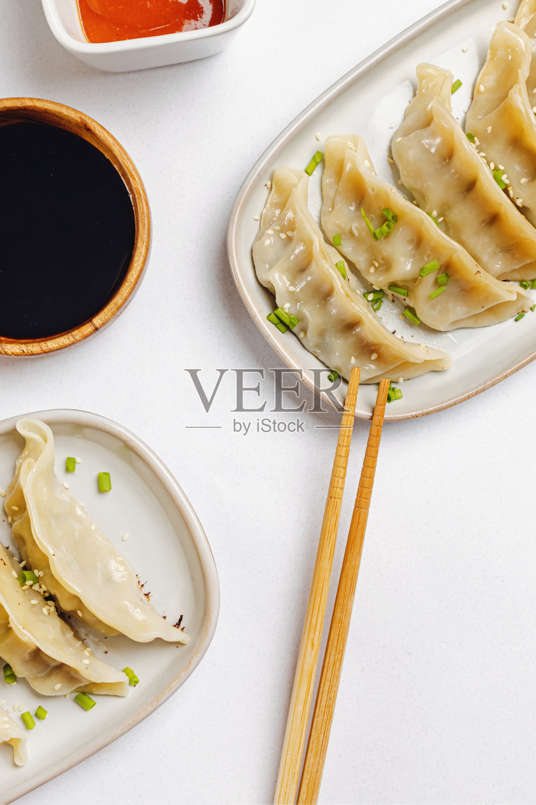 饺子和筷子放在盘子上,俯视图照片摄影图片