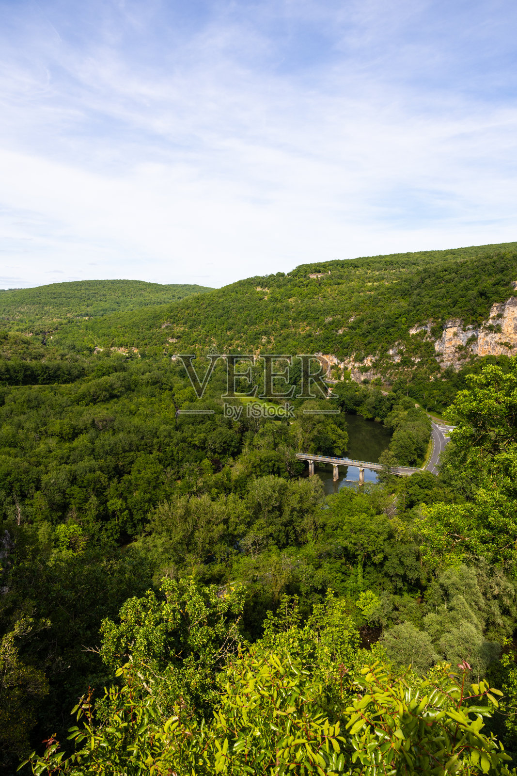 从布鲁尼尔城堡的阿威龙峡谷照片摄影图片