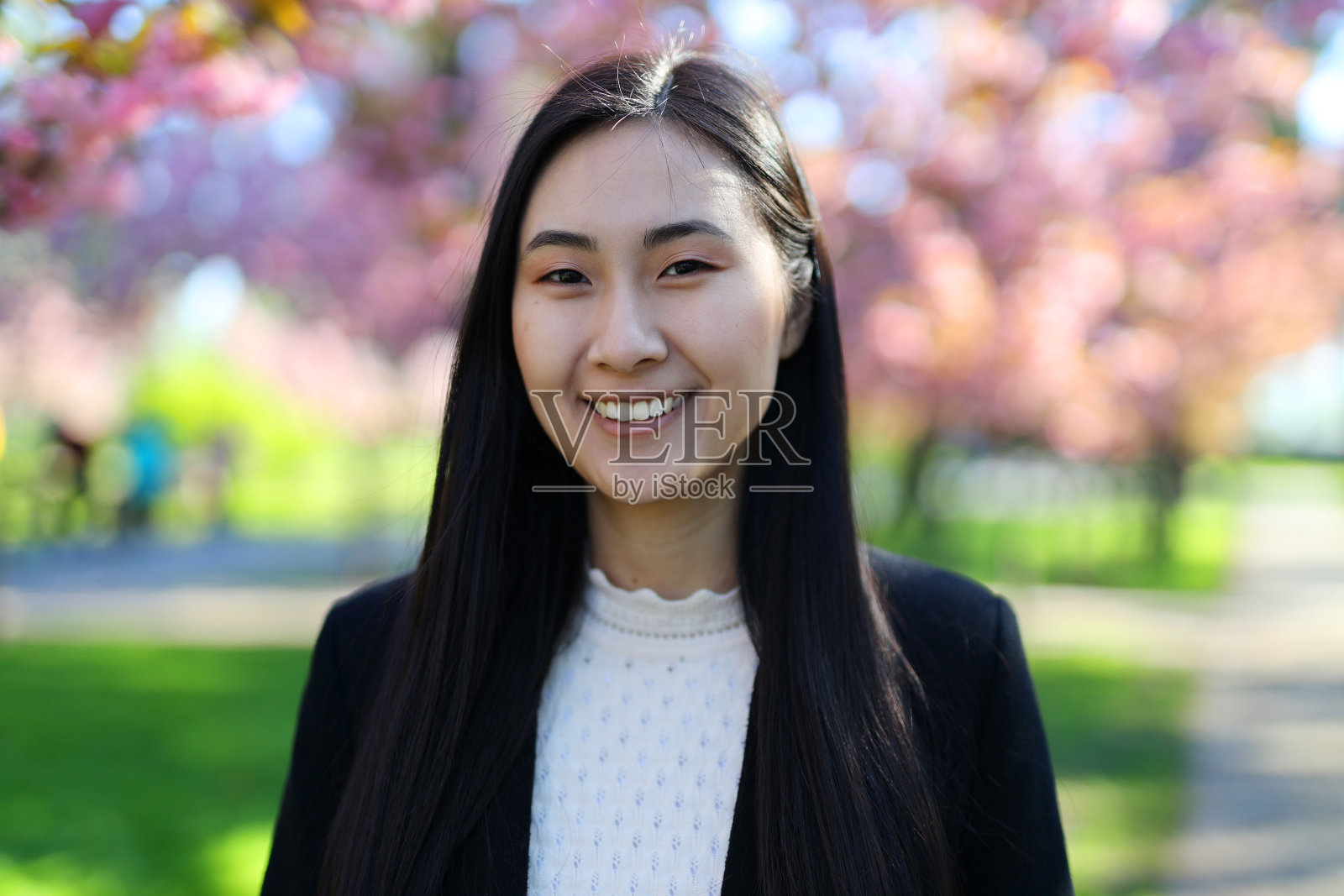 一位快乐的日本女性在一幅专业肖像中微笑着,散发出自信和现代优雅。照片摄影图片