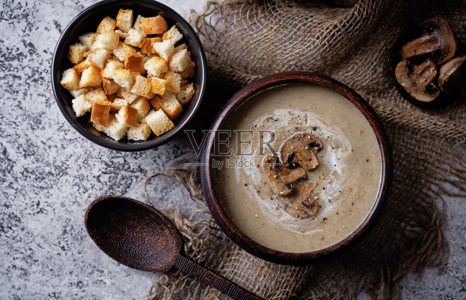 烤蘑菇冠军汤,奶油和面包丁在碗里照片摄影图片