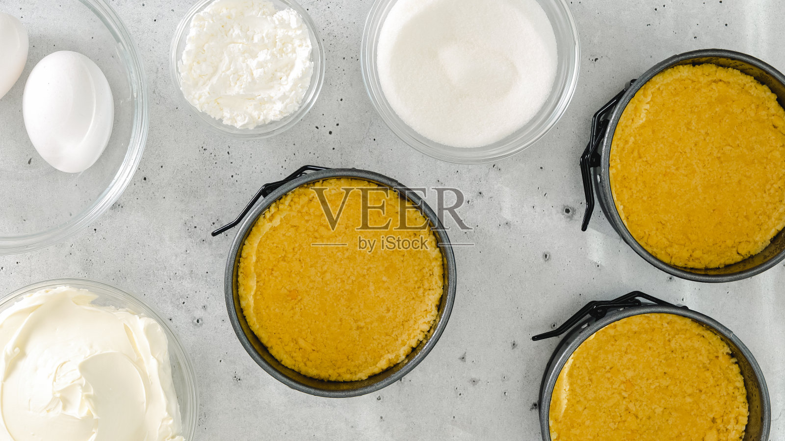 奶酪蛋糕的饼干皮。自制迷你芝士蛋糕的制作过程,特写食材,平铺照片摄影图片