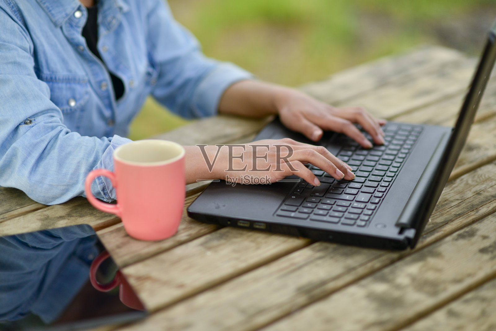 女商人在开放空间用电脑和平板电脑做生意照片摄影图片