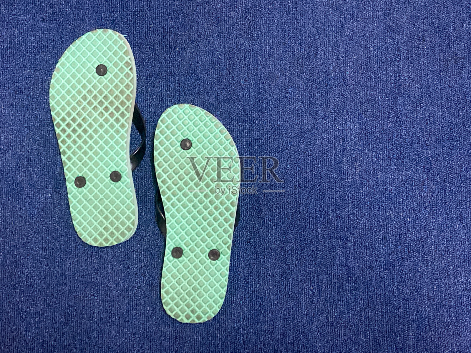 蓝色背景的拖鞋或人字拖。照片摄影图片