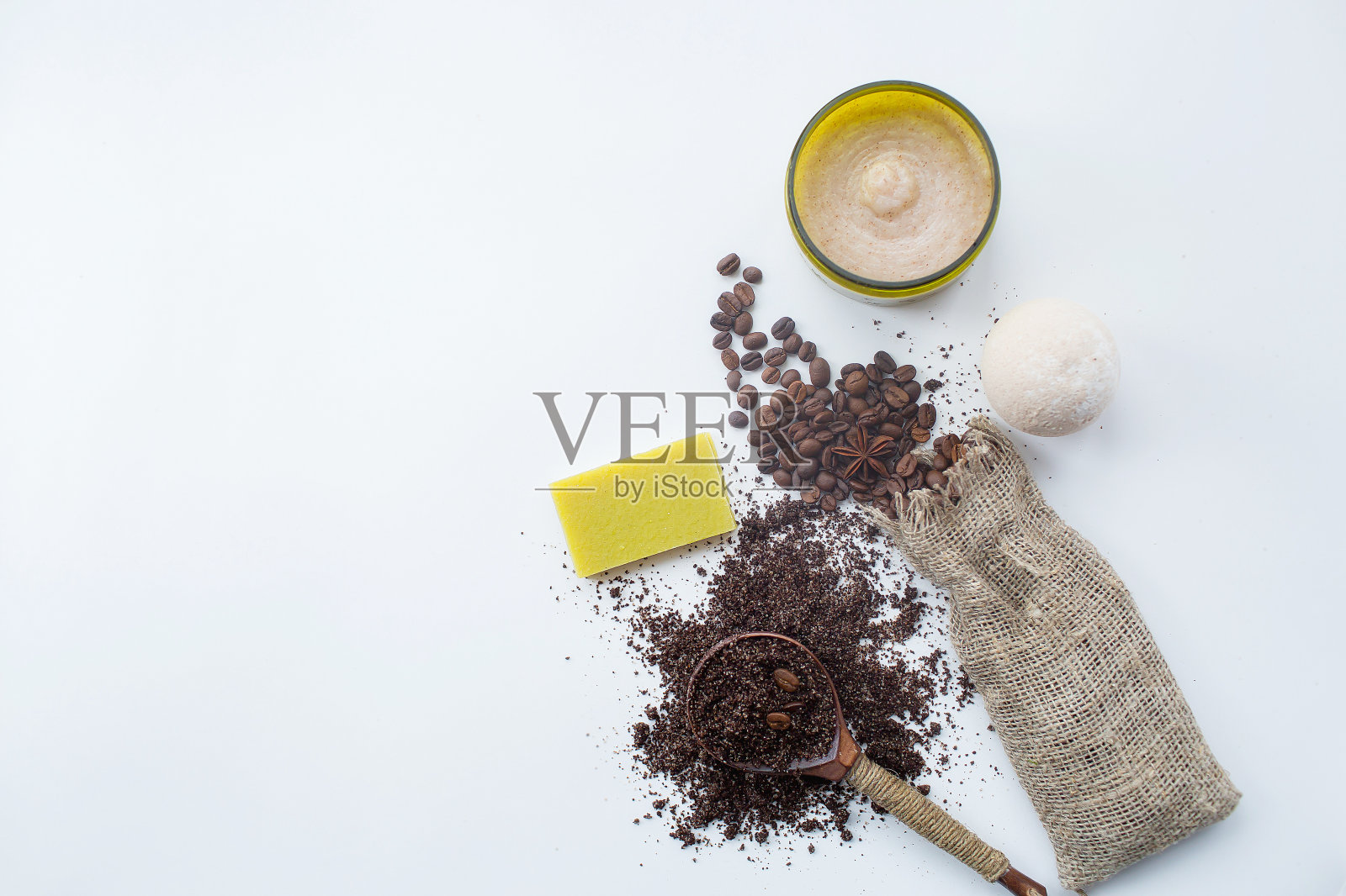 水疗。自然身体化妆品在白色背景,俯视图。铭文的地方。美丽健康理念。照片摄影图片