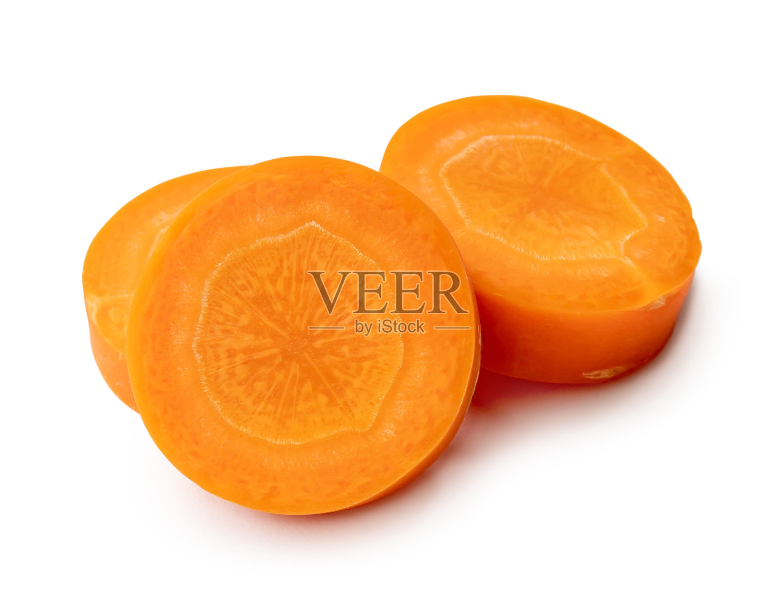 美丽的橙色胡萝卜片在堆栈孤立的白色背景与剪辑路径照片摄影图片