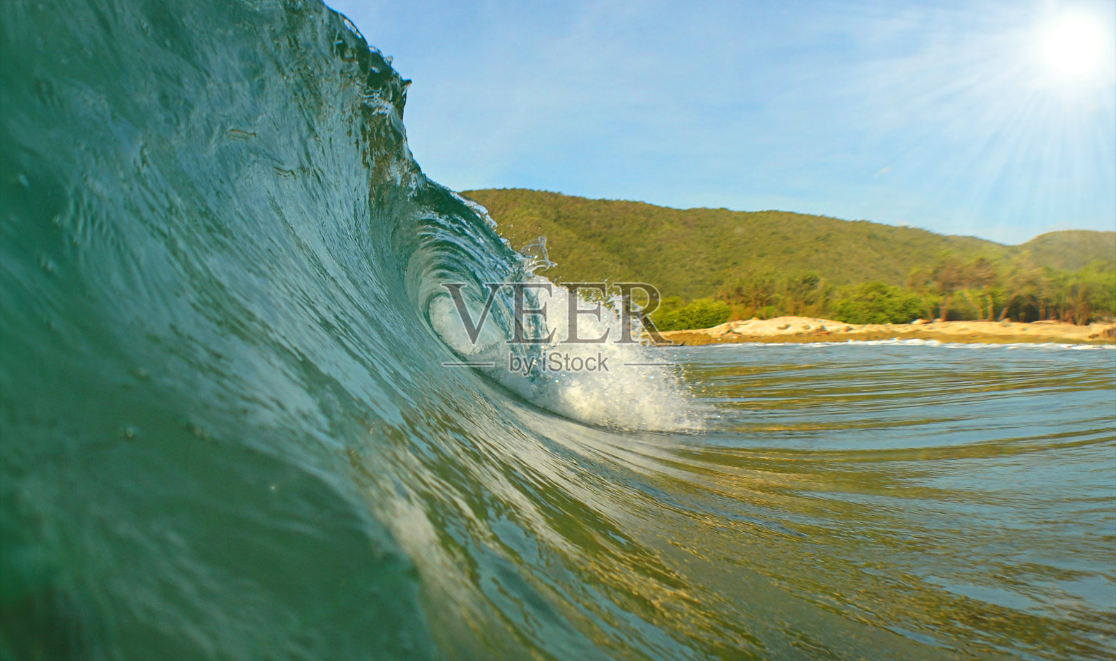 热带海滩上的波浪照片摄影图片