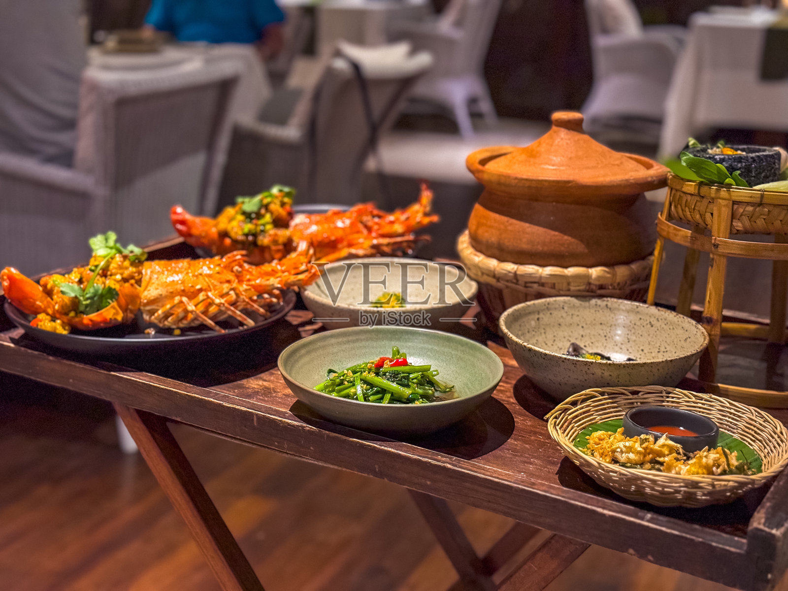 泰国普吉岛邦岛的trisara海滩上的餐厅酒吧照片摄影图片