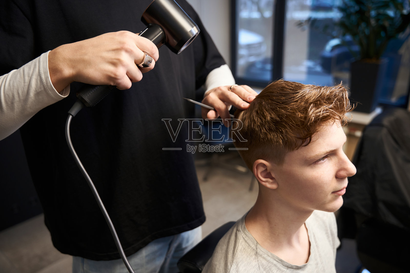 年轻男性在当代理发店的照片照片摄影图片