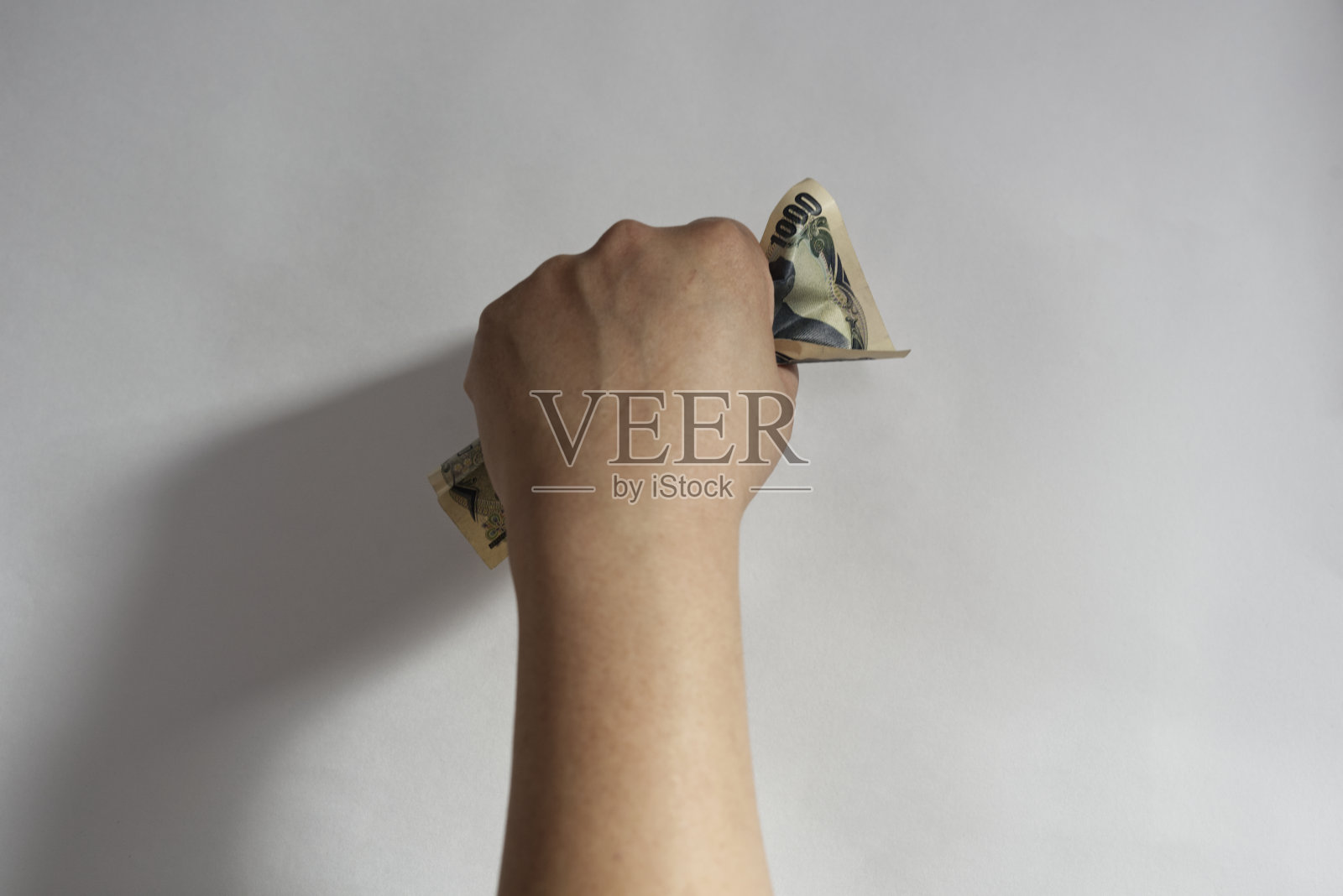 手里拿着钞票照片摄影图片