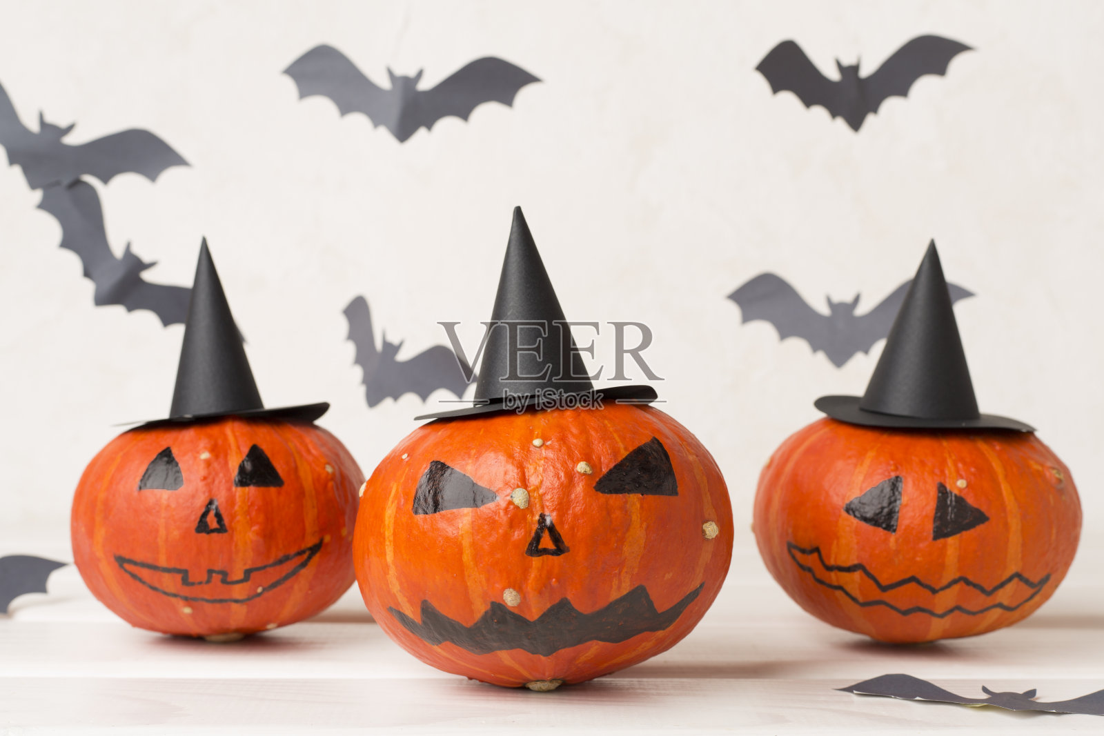 万圣节构图与杰克或灯笼装饰在木桌上照片摄影图片