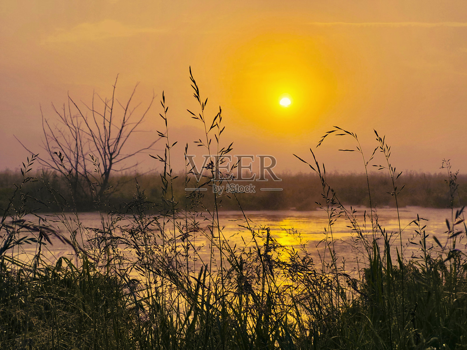 城外五彩缤纷的日出映照着风景照片摄影图片