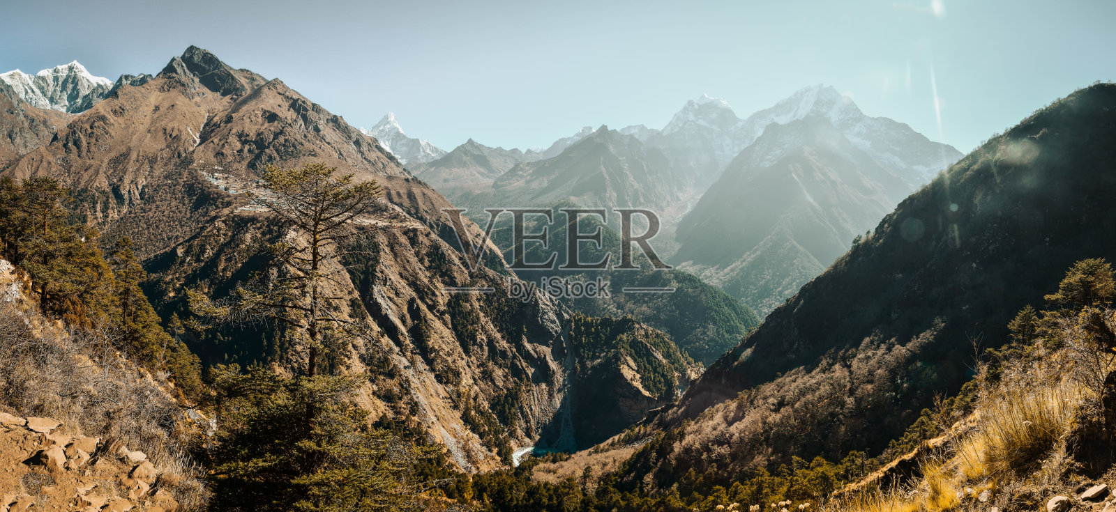 喜马拉雅山的全景在秋天。珠峰大本营徒步路线。喜马拉雅山脉秋季的植物群。高山景观和典型的传统民居和尼泊尔文化照片摄影图片