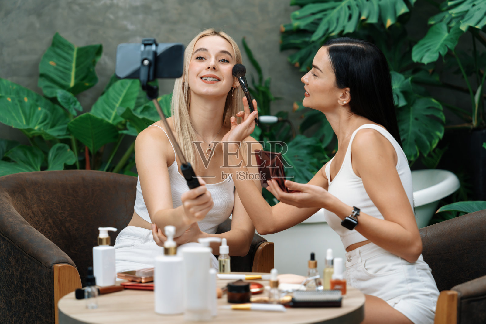 年轻女子制作美容美容教程视频内容。快乐无忧的照片摄影图片