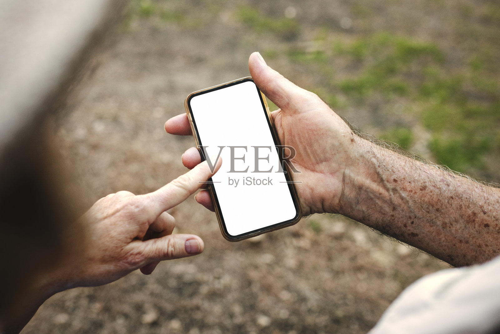 爷爷给奶奶看他的智能手机照片摄影图片