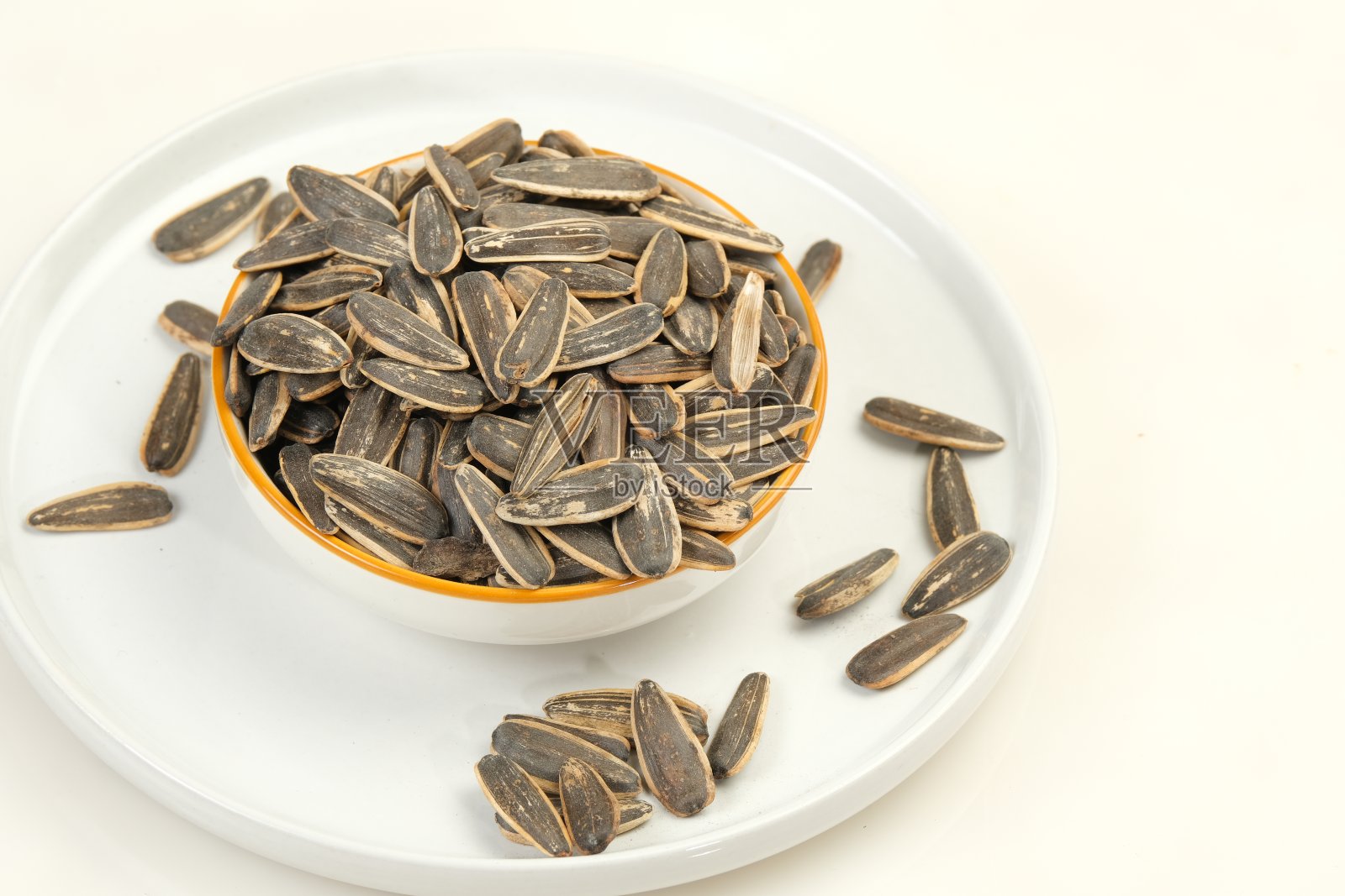 白桌子上的盐烤葵花籽照片摄影图片