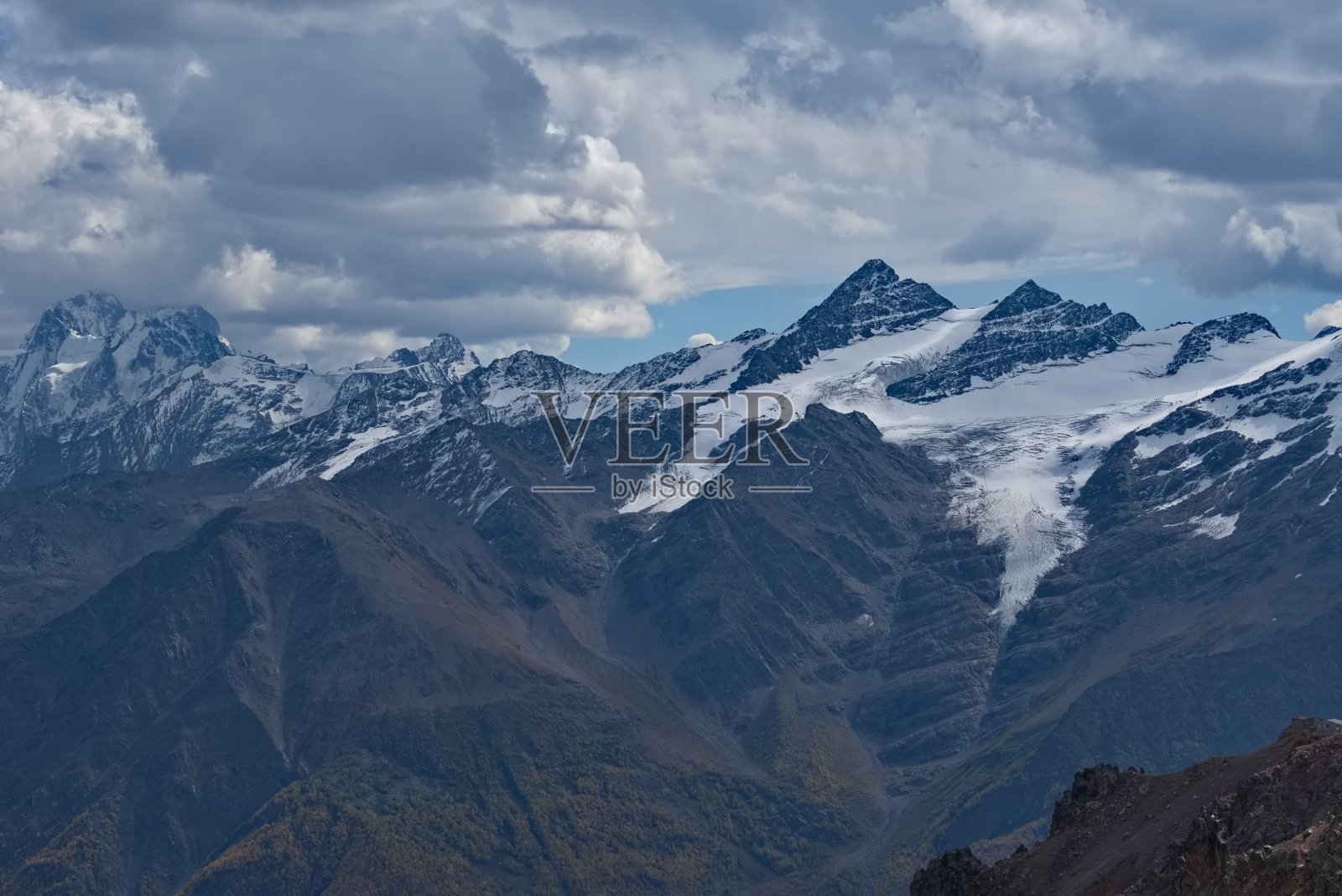 厄尔布鲁士山上令人眼花缭乱的景色照片摄影图片