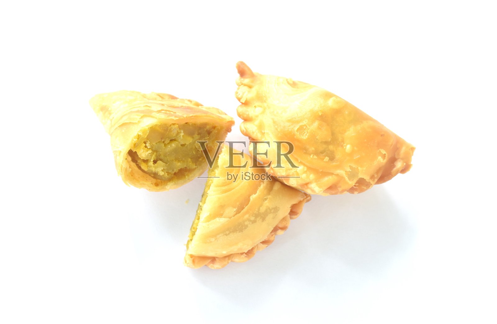 迷你鸡肉咖喱泡芙安排在白色背景照片摄影图片