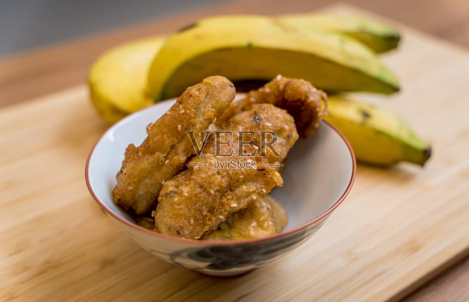 小白碗里的脆炸香蕉照片摄影图片