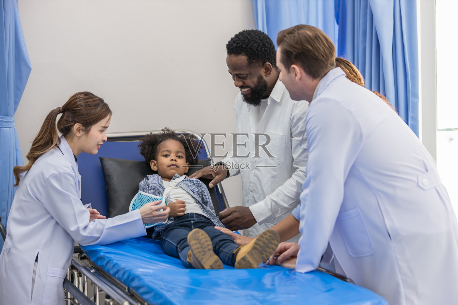 医生拜访病房里的病人。住院的男子躺在床上,医生正在检查他的。医生在病房里检查病人。医院病房照片摄影图片