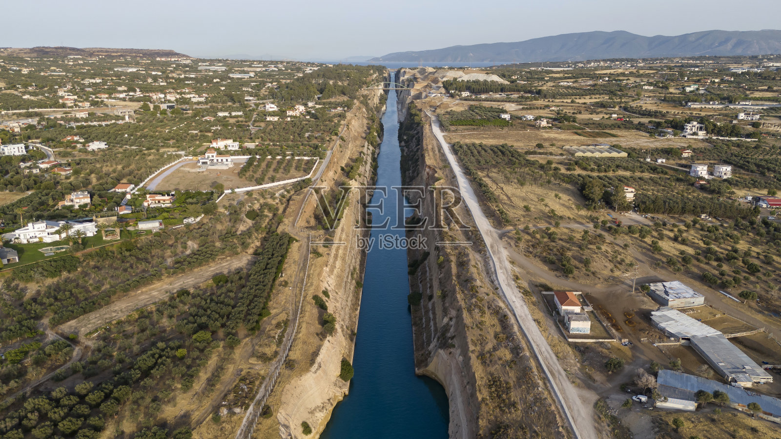 科林斯运河,希腊。科林斯运河是希腊的一条无水航运运河,连接爱琴海的萨罗尼克湾和爱奥尼亚海的科林斯湾照片摄影图片