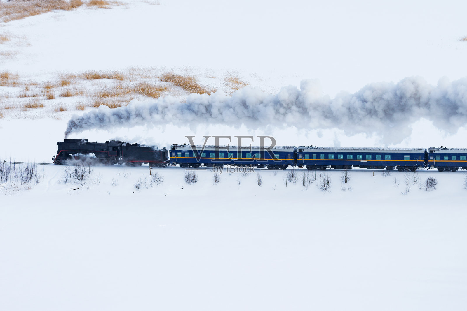 复古蒸汽火车在冬天的早晨行驶照片摄影图片