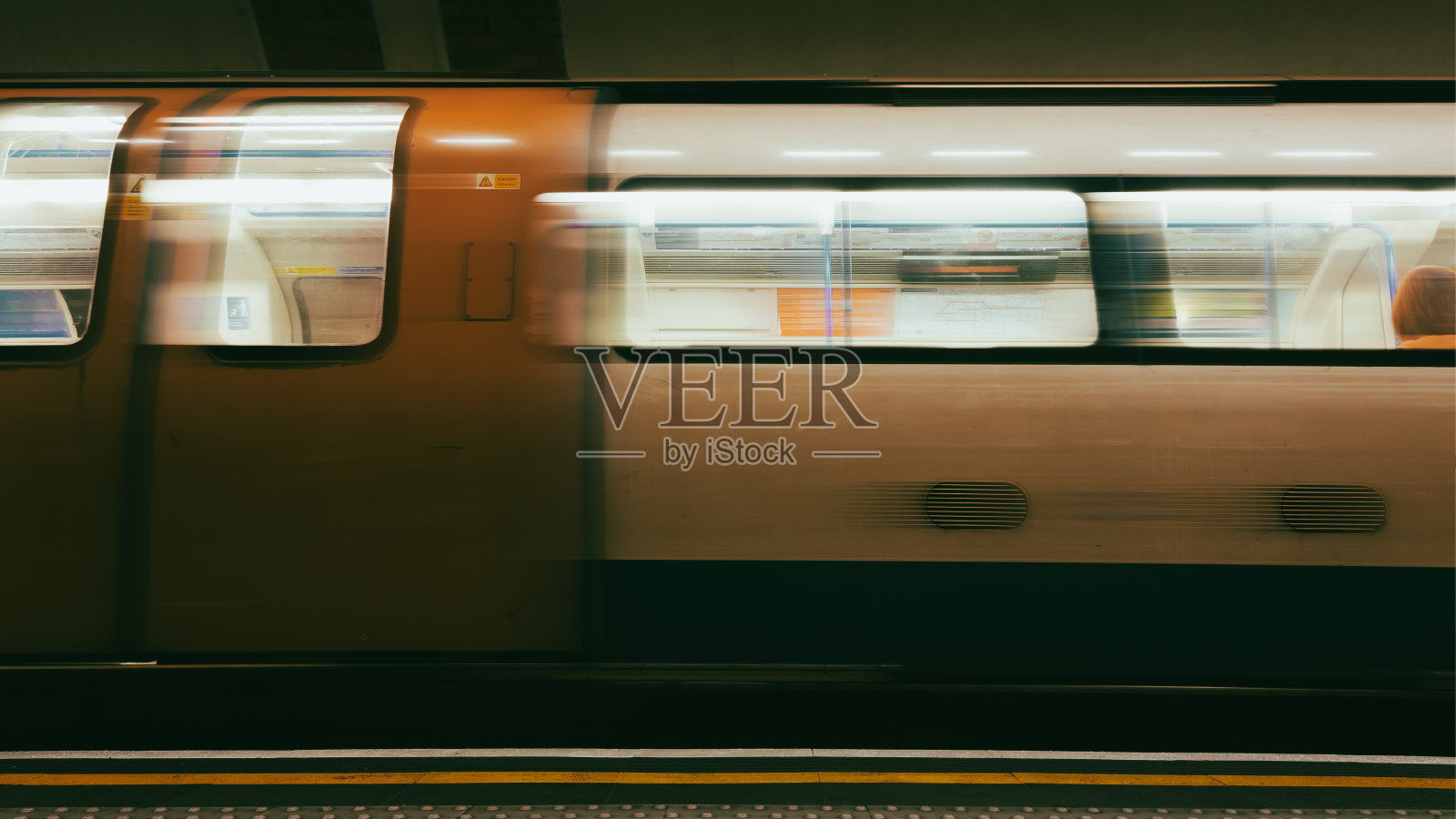 行驶中的地下火车照片摄影图片