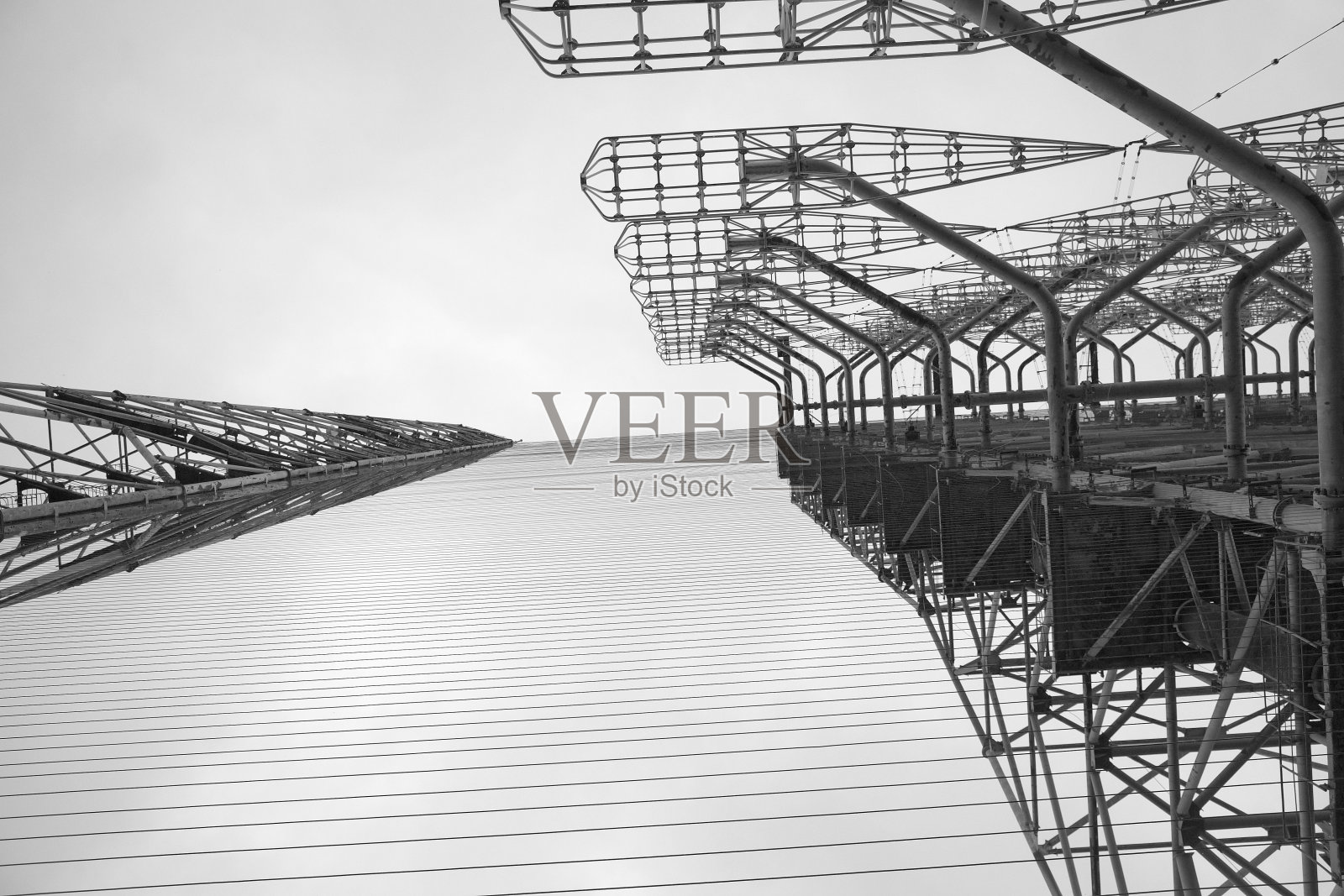 锈迹斑斑的高楼大厦有着复杂的电线网络。Duga是苏联的超视距雷达站,用于洲际弹道导弹发射的早期探测系统。照片摄影图片