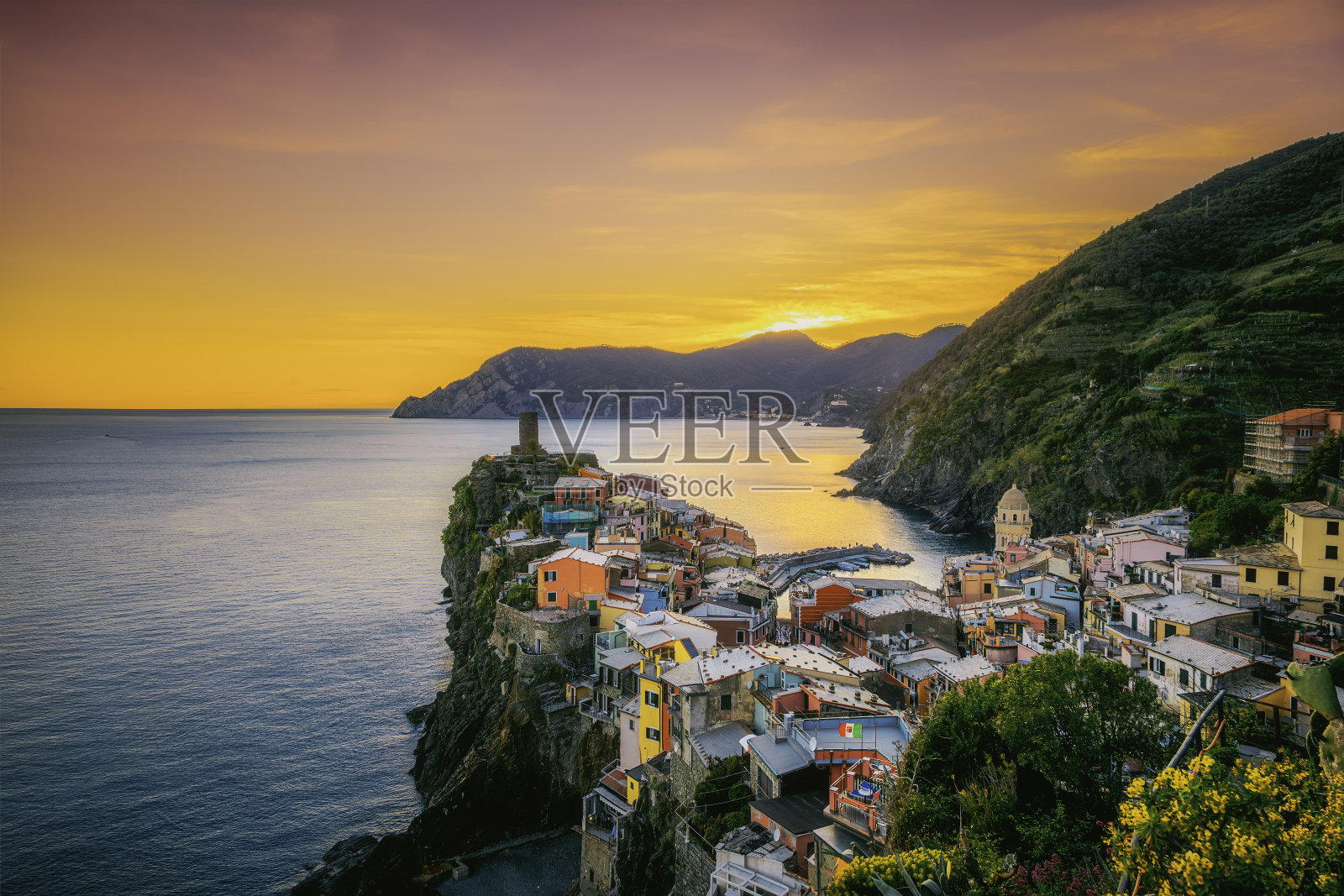 在意大利利古里亚的五渔村,日落时维尔纳扎的多彩景色照片摄影图片