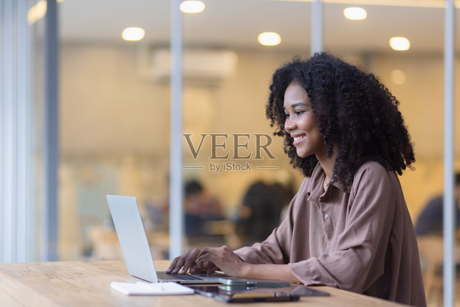 年轻的非裔美国女商人感到高兴和兴奋。照片摄影图片