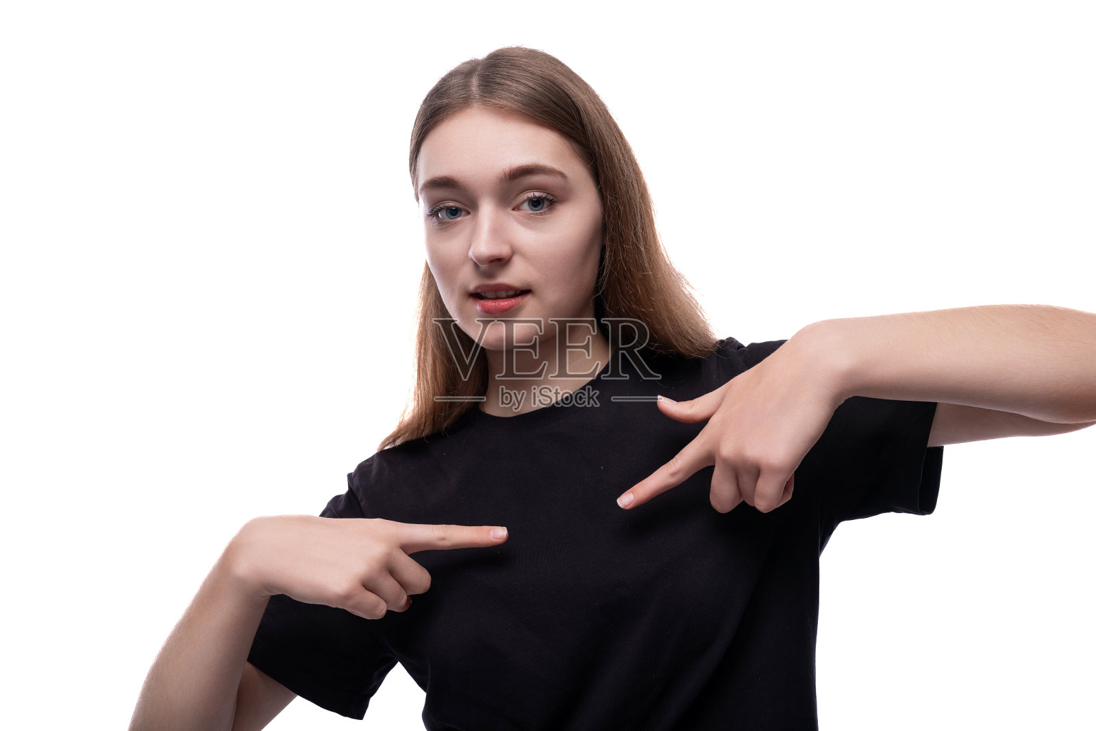 一个十几岁的欧洲金发女孩,穿着白色背景的黑色t恤照片摄影图片