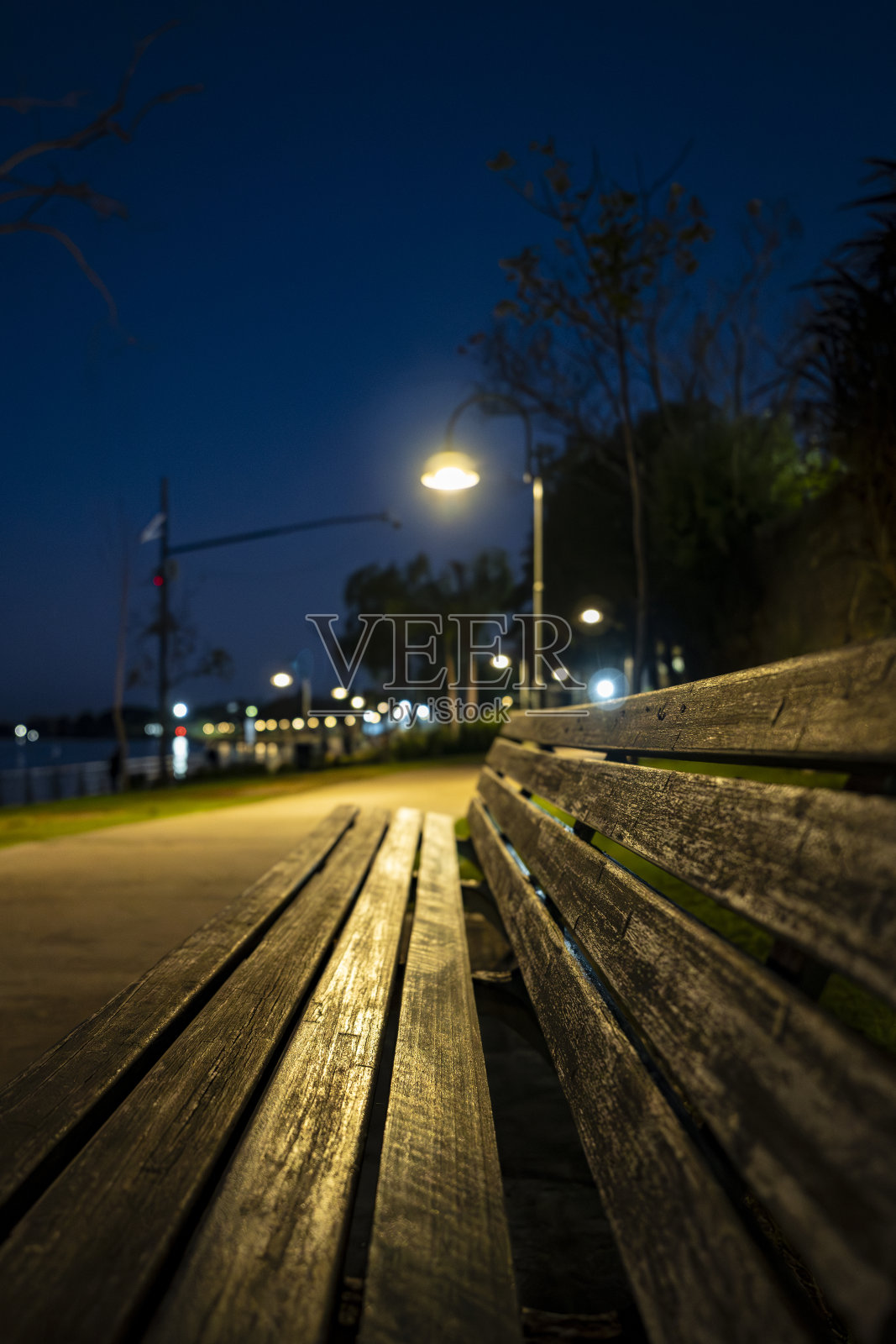 夜晚空无一人的海滨空无一人的长椅照片摄影图片