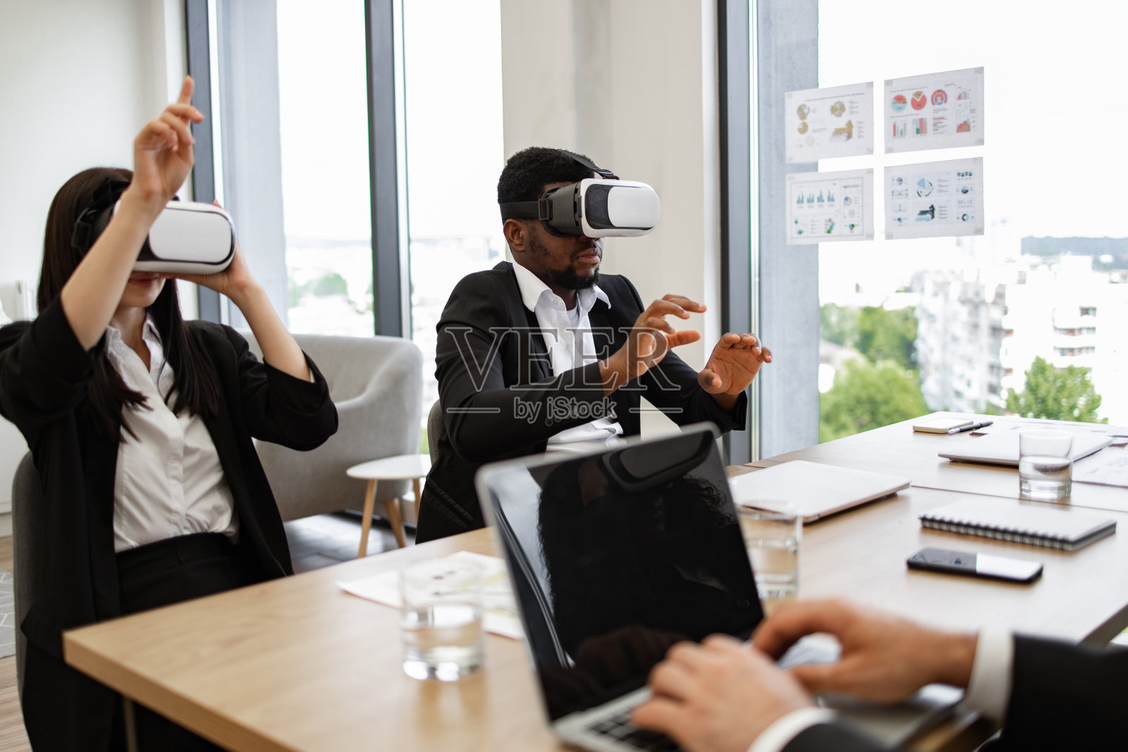 商务人士在现代办公中使用虚拟现实照片摄影图片