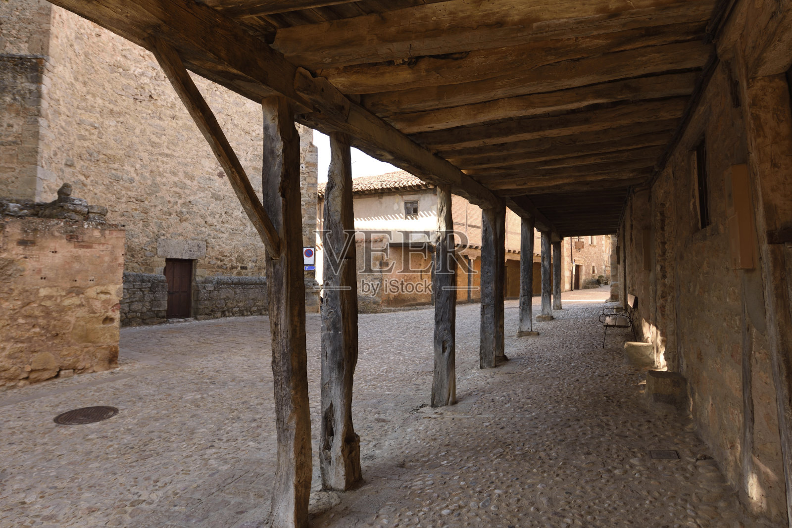 西班牙卡斯蒂利亚和莱昂的索里亚省,中世纪村庄Calatañazor的拱门照片摄影图片