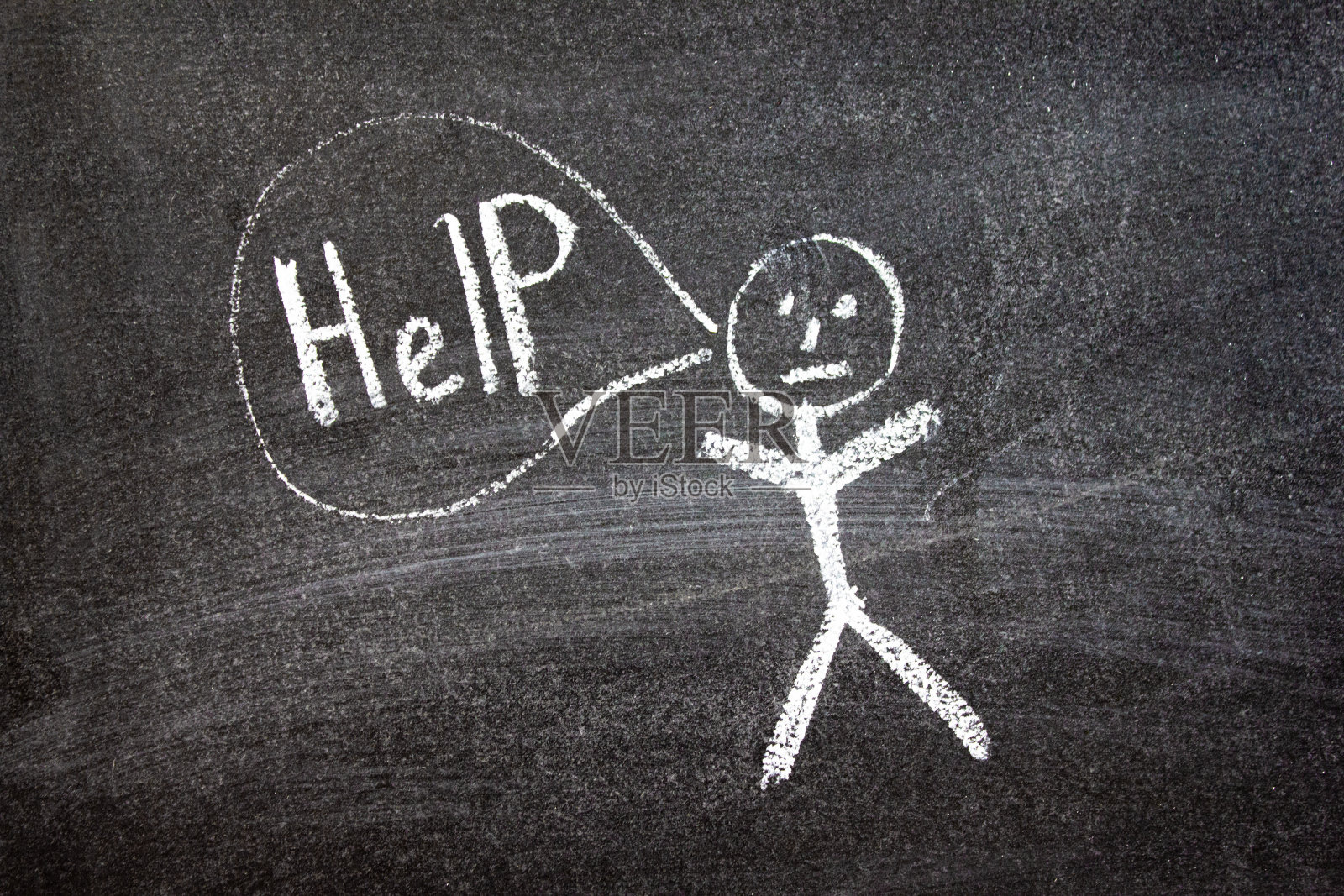 一个用粉笔画的小个子男人尖叫着救命。帮助的概念。照片摄影图片