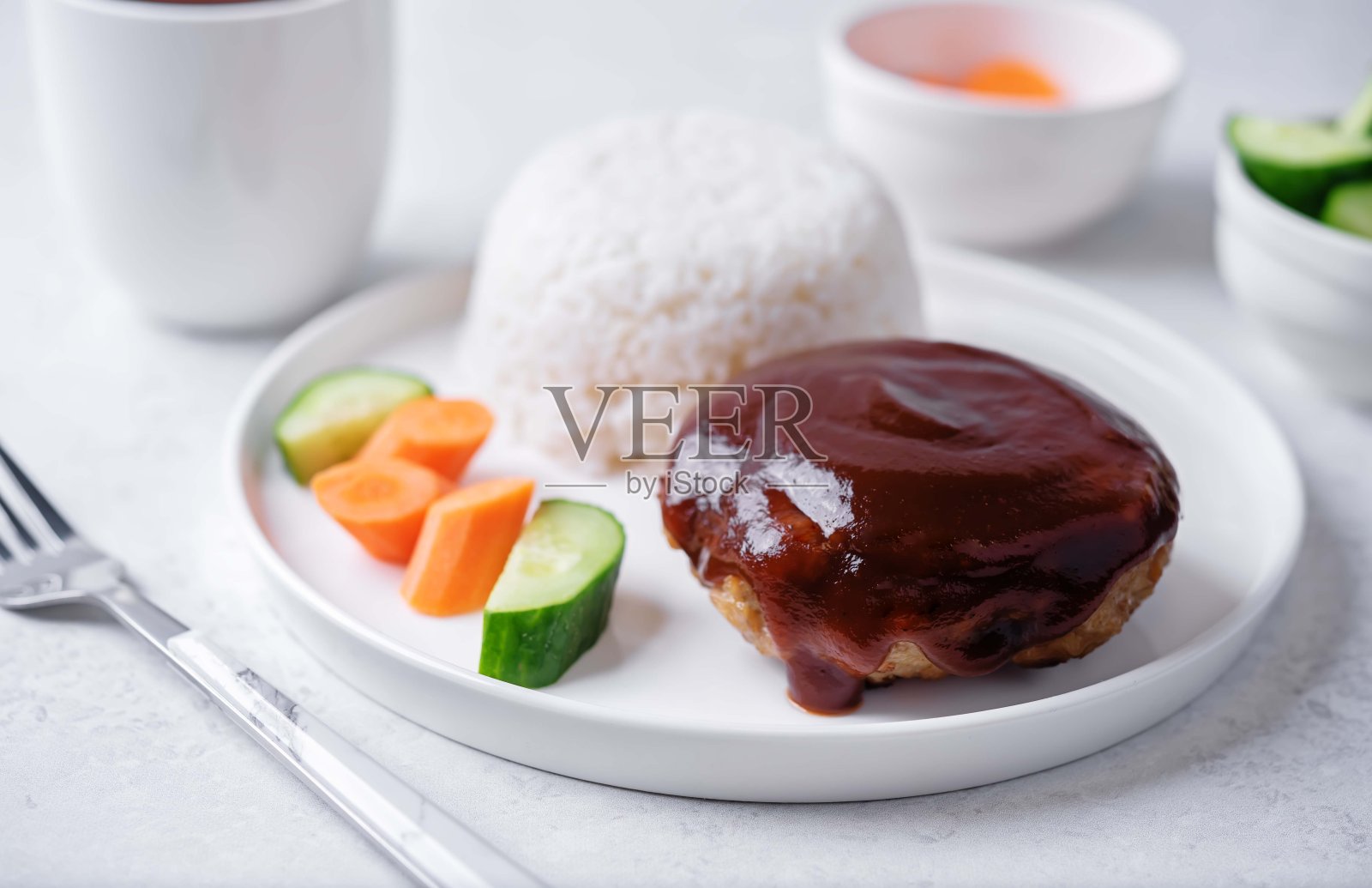 亚洲人喜欢把酱、米饭和蔬菜放在盘子里的汉堡包照片摄影图片