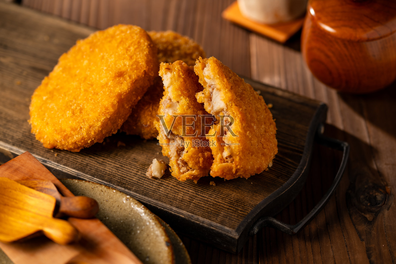 土豆炸丸子。照片摄影图片