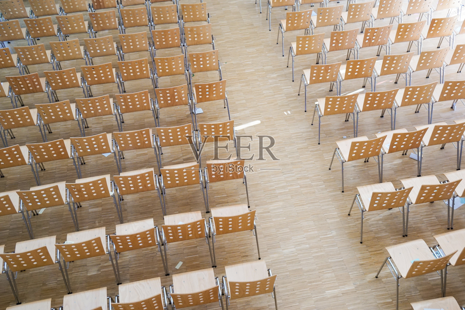从上面看,一排排的现代椅子空无一人。照片摄影图片