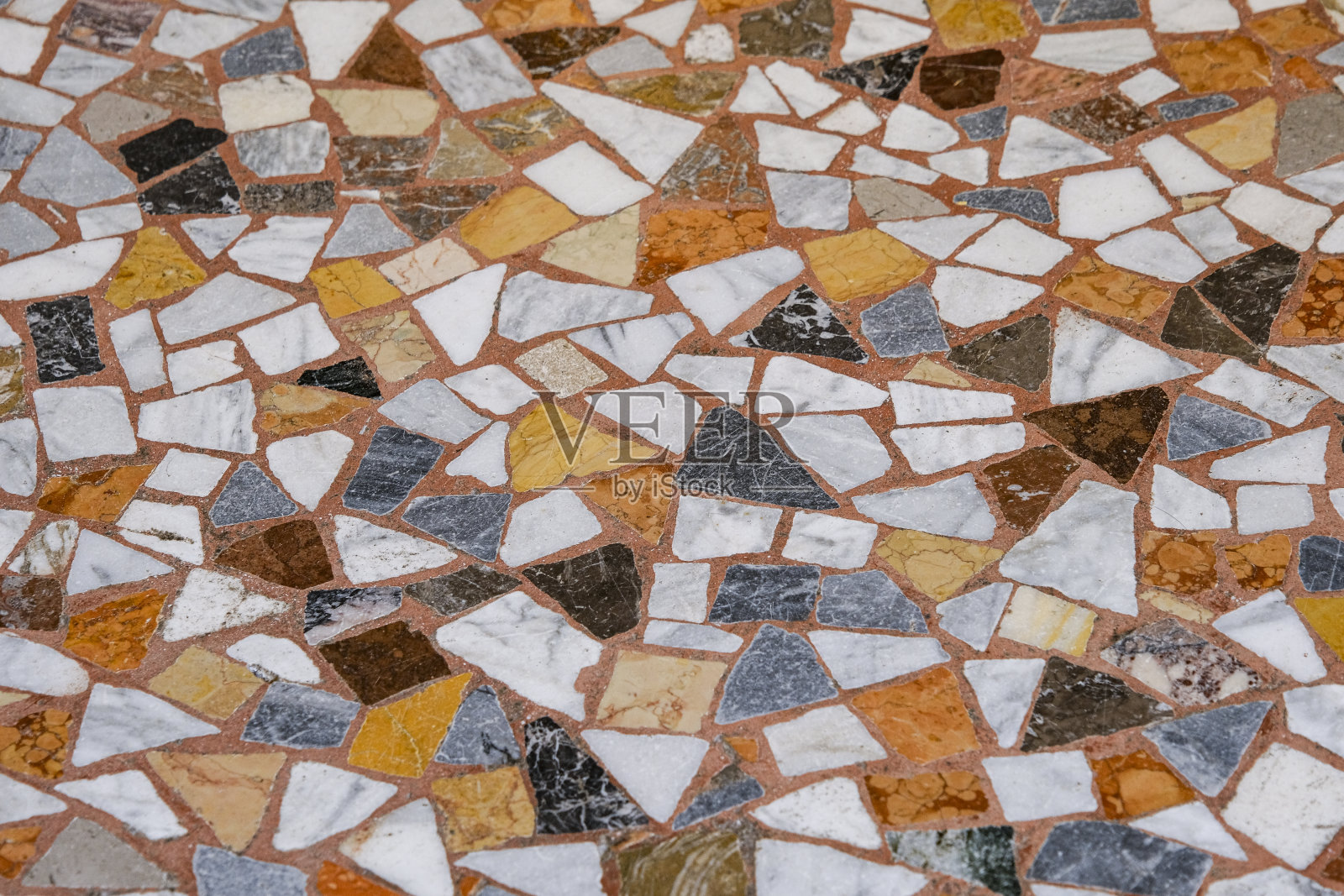意大利典型水磨石地板的特写。水磨石是一种非常通用的地板覆盖物,由天然石头或砾石颗粒组成。照片摄影图片