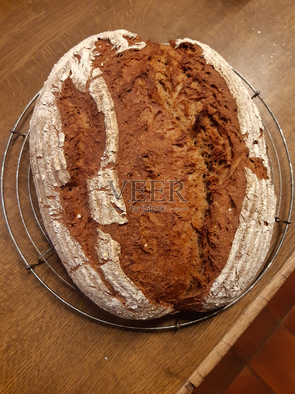 木桌上的一条刚出炉的自制面包照片摄影图片