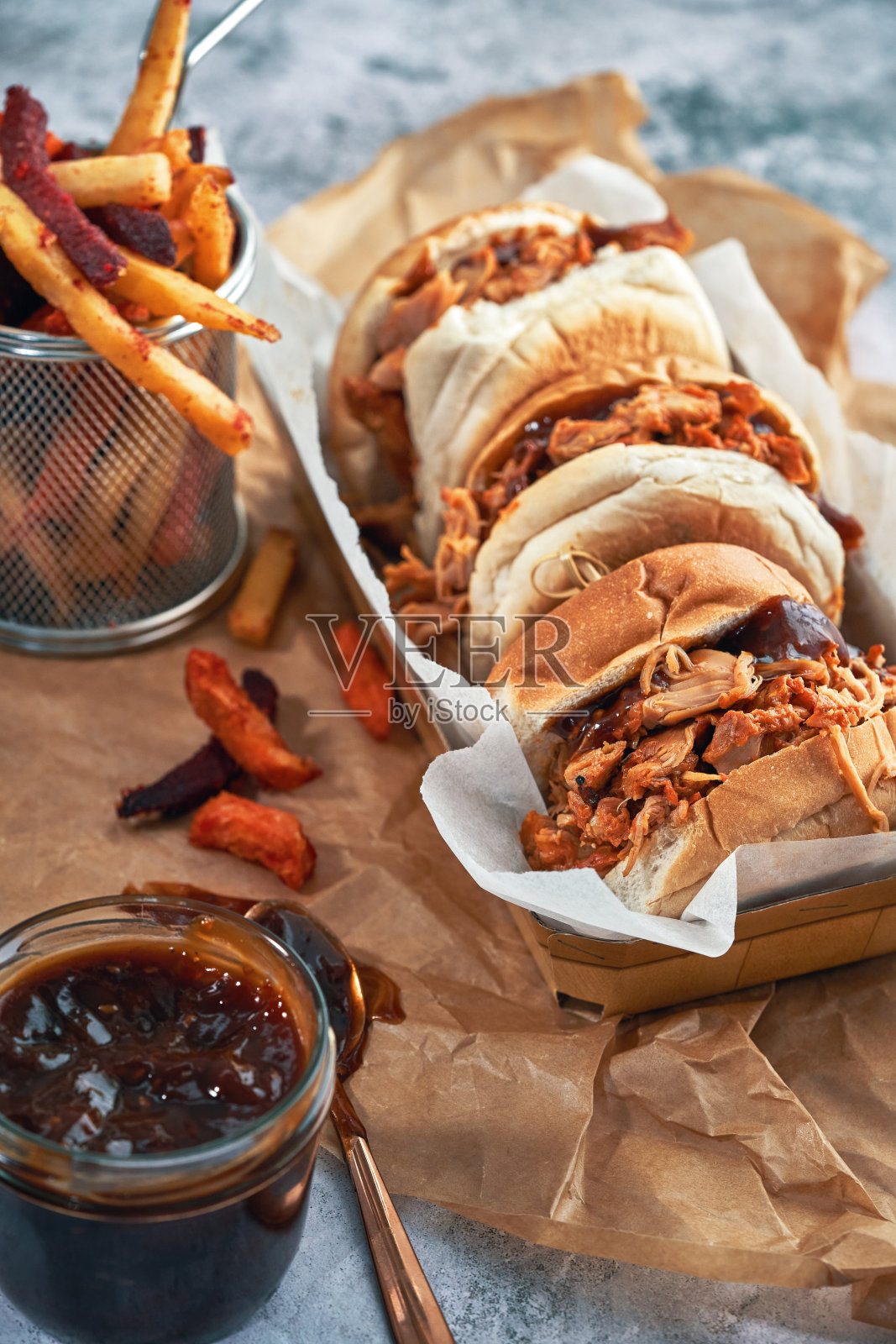 拉鸡肉汉堡三明治配萝卜和蔬菜沙拉,配薯条照片摄影图片