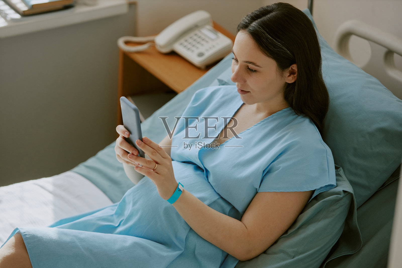 放松的孕妇上网照片摄影图片