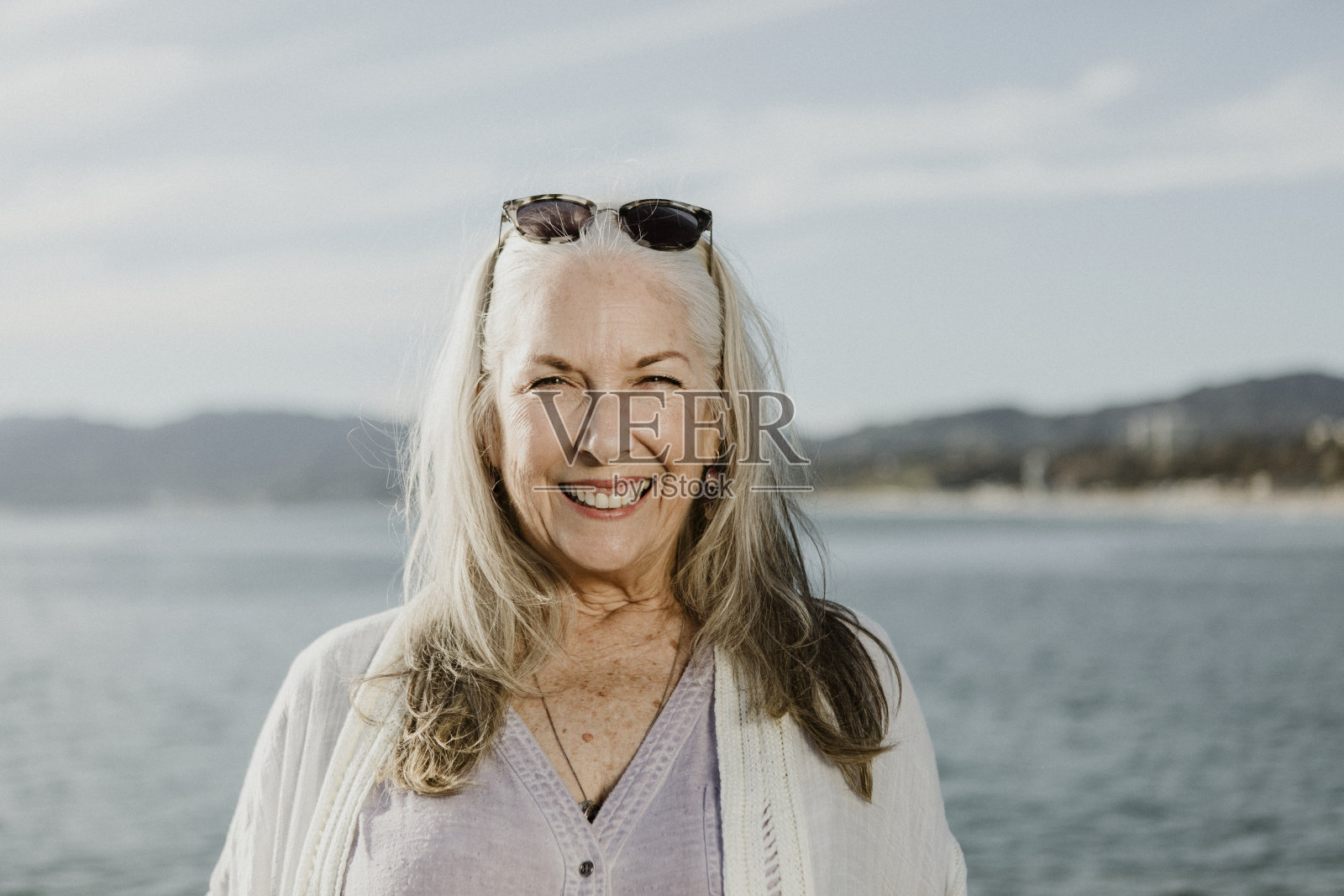 海边快乐的老女人照片摄影图片