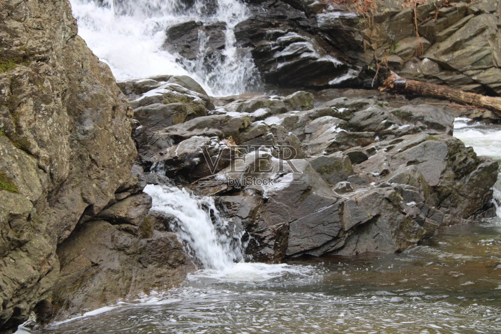 冬天,340号上的哈珀渡轮瀑布从冰冷的岩石上落下照片摄影图片