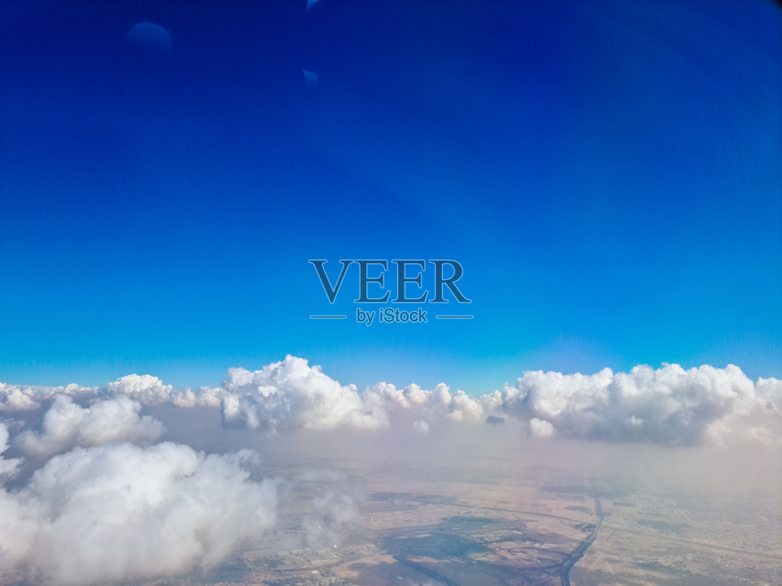 从飞机舷窗看到的云层景观照片摄影图片