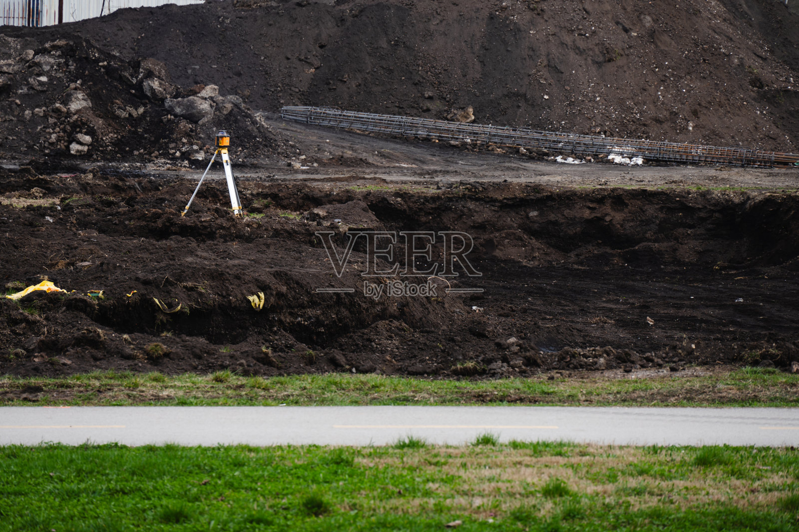 施工现场基础管加固照片摄影图片